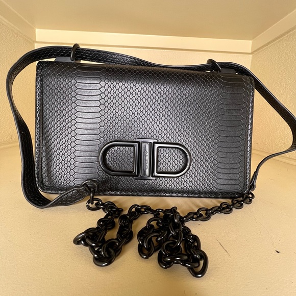 Snake-like aesthetic makes this handbag design a standout among the crowd! - Picture 6 of 14